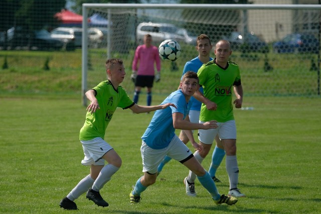 Start Pruchnik (niebieskie koszulki) lider klasy O Jarosław pokonał na wyjeździe San Hurko/Hureczko 4:0.ZOBACZ TEŻ: Wiemy jak będą wyglądać trybuny i szatnie Resovii      