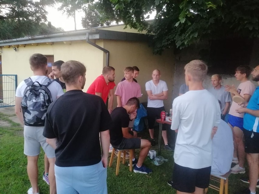 Spotkanie integracyjne przy grillu piłkarzy Neptuna Końskie przed inauguracją sezonu w czwartej lidze [ZDJĘCIA]