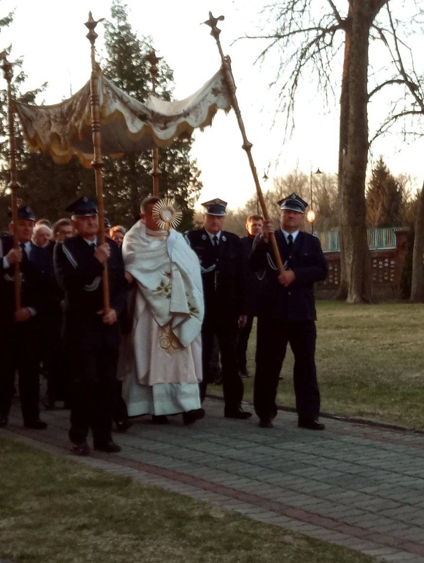 Uroczysta rezurekcja z procesją i strażakami w parafii świętego Marcina w Połańcu. Zobacz zdjęcia 
