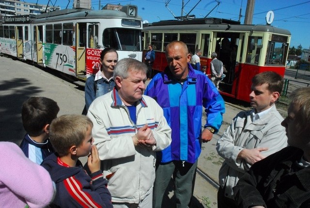 Podczas zeszłotygodniowej przejażdżki zabytkowym tramwajem na Piaski prezydent tłumaczył mieszkańcom, dlaczego myśli o likwidacji linii na to osiedle. Nikogo jednak nie przekonał...