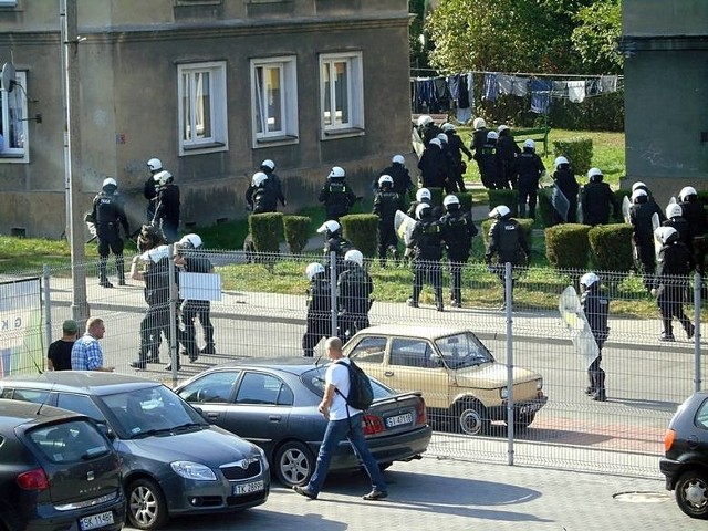 Policja w Tychach poszukuje kiboli, którzy brali udział w zamieszkach przed meczem GKS Tychy - GKS Katowice