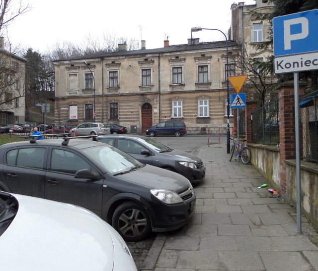 Ul. Warneńczyka. Parking się kończy, mimo że za znakiem "P", zgodnie z przepisami, mogłoby stanąć jeszcze kilka aut...