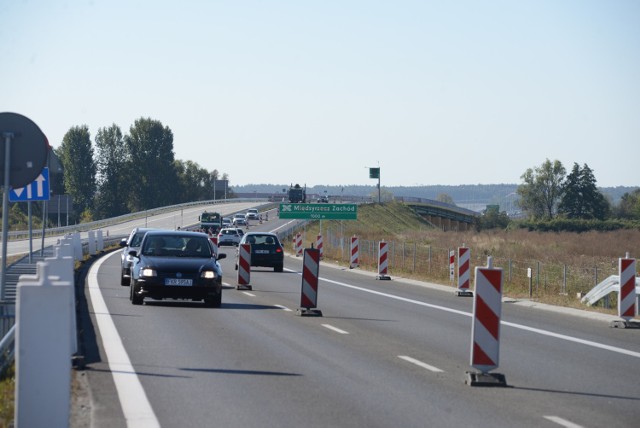 Obwodnicą Międzyrzecza pojedziemy już w najbliższy poniedziałek, 17 października. Taką decyzję na piątkowej radzie budowy podjął wykonawca drugiej jezdni obwodnicy czyli spółka Budimex.Anna Jakubowska z zielonogórskiego oddziału GDDKiA powiedziała nam, że od poniedziałku (17 października) czynne będą obie jezdnie obwodnicy. Otwarte będą dwa krańcowe węzły - jeden od strony Gorzowa, drugi od strony Zielonej Góry. Natomiast zamknięty będzie węzeł środkowy, którym będziemy mogli w przyszłości zjechać na drogę wojewódzką nr 137 i dalej w kierunku Sulęcina i Trzciela. Koncern Budimex zwraca jednak uwagę, że prace wykończeniowe będą nadal prowadzone, stąd kierowcy muszą być przygotowani na pewne utrudnienia. I dodatkowy apel do kierujących, by jadąc obwodnicą zachowali szczególną ostrożność. Dla dobra własnego i budowniczych. Przypomnijmy, że zgodnie z podpisaną umową termin oddania obwodnicy do użytku wyznaczono na czerwie 2017 roku. 