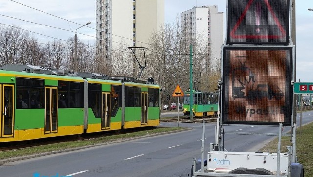 Czasowe zmiany związane są z pracami przy budowie budynku wielorodzinnego przy ul. Zamenhofa, przed dojazdem do ronda Starołęka.