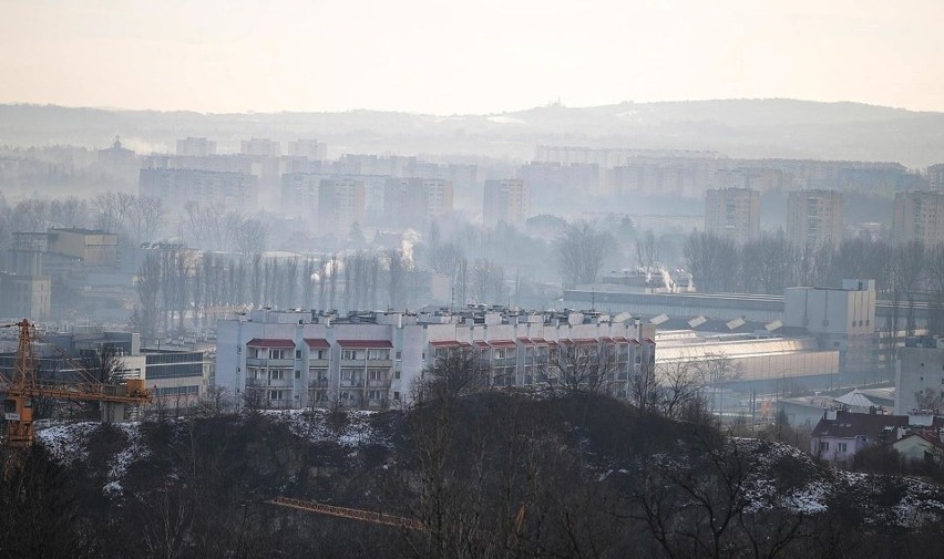 Krakowianie nadal palą węglem w piecach. Sypią się mandaty