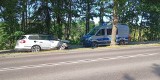 W Bierkowie volkswagen uderzył w drzewo. Kierowca w szpitalu
