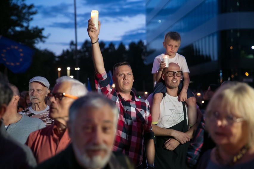 Łańcuch światła dla sądów. Tak protestowali mieszkańcy Krakowa [ZDJĘCIA]