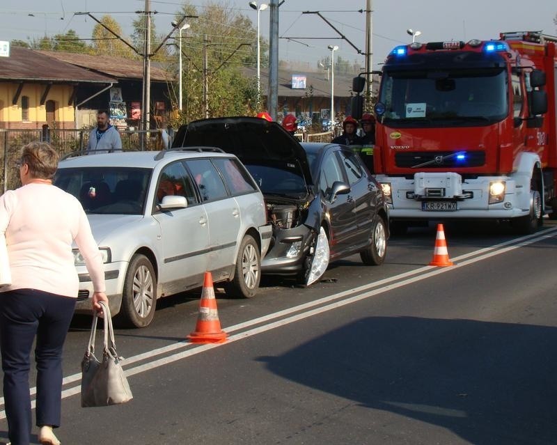 Oświęcim. Zderzenie trzech samochodów na ulicy Wyzwolenia. Dwie osoby ranne trafiły do szpitala [ZDJĘCIA]