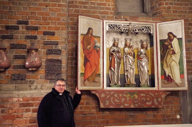 Proboszcz opolskiej katedry, ks. Waldemar Klinger, przy gotyckim tryptyku na ścianie Kaplicy Piastowskiej w świątyni.