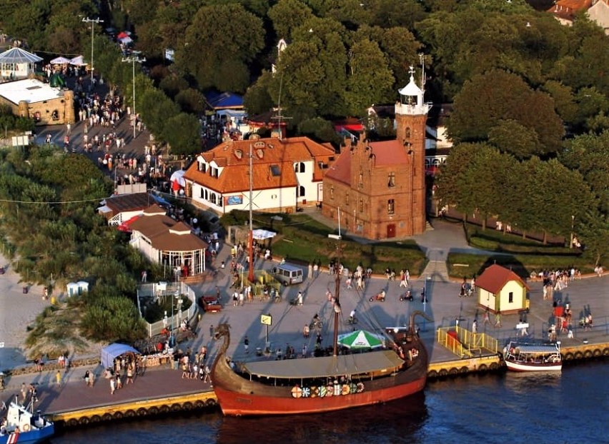 Port w Ustce. Widok na latarnię morską.