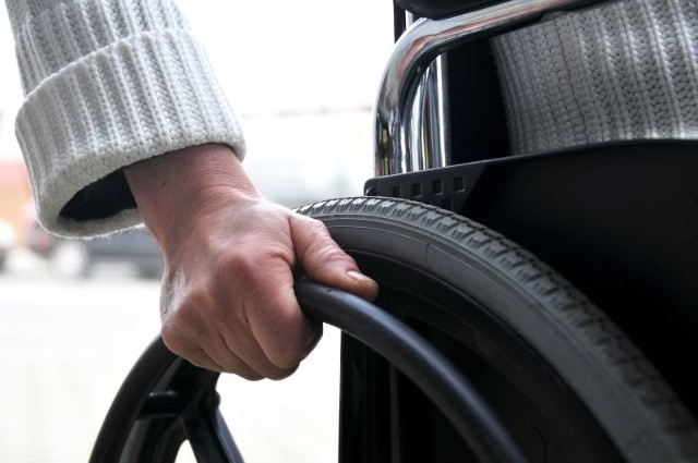 Zbigniew Górski od lat zajmuje mieszkanie. Jest osobą niepełnosprawną, od lutego tego roku jeździ na wózku.