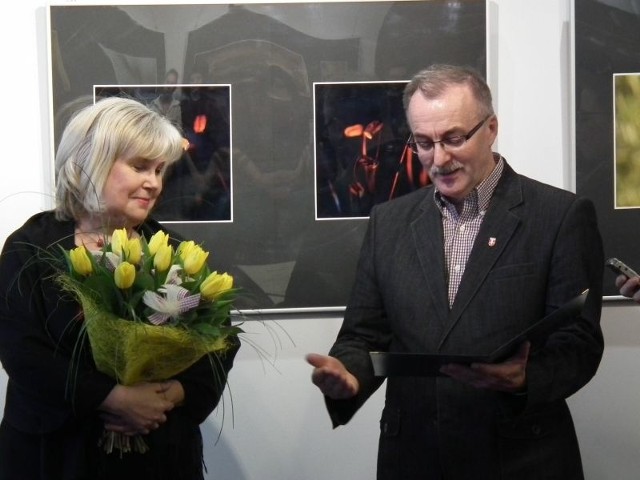 Iwonie Nabzdyk gratulował Jerzy Pasek, burmistrz Lipska.