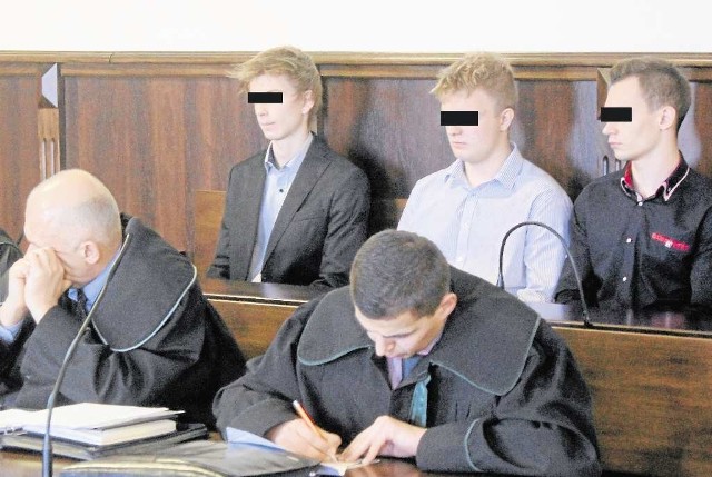 Dawid P., Sebastian S. i Jakub K. przyjęli wyrok ze spokojem. Podczas procesu mówili, że rajd crossem po galerii był żartem i nikomu nie chcieli wyrządzić krzywdy. Sądu jednak tym nie przekonali