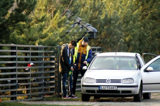 Kamil N. podczas wizji lokalnej na terenie posiadłości jego rodziców odtwarza swoją zbrodnię