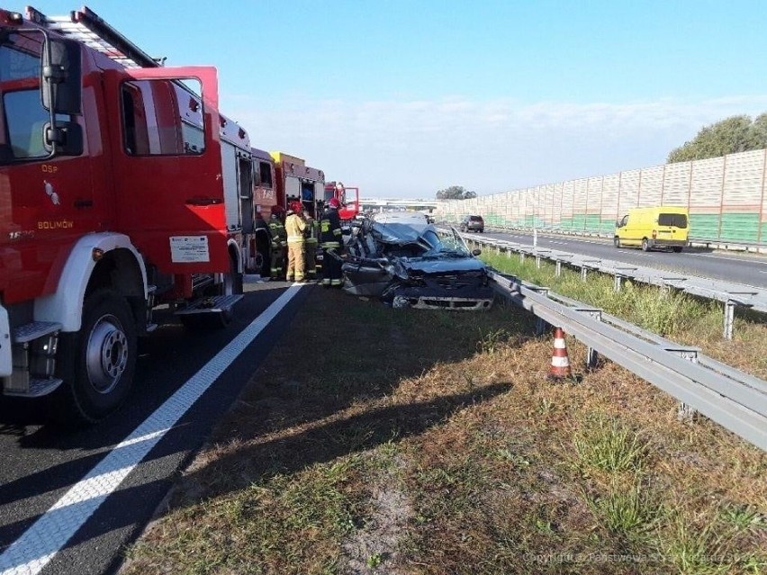 Łódzkie: Wypadek na A2, zderzenie ciężarówki i auta osobowego. Są ranni. Droga zablokowana!