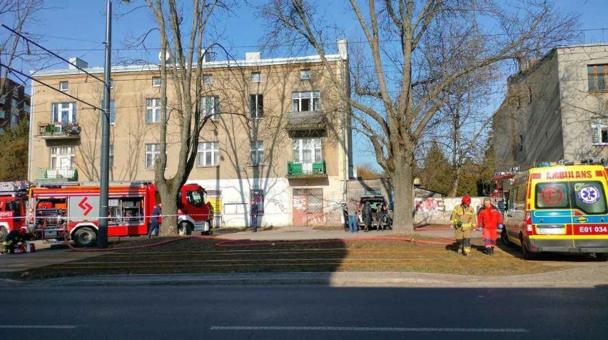 Pożar w mieszkaniu przy ul. Dąbrowskiego w Łodzi. Ewakuacja lokatorów, utrudnienia w ruchu