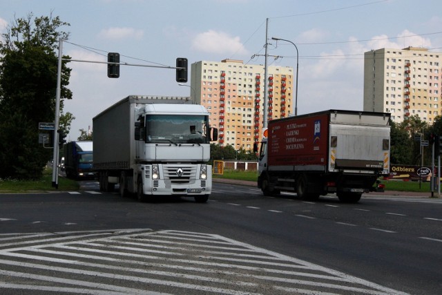 Ograniczenia w ruchu obowiązują latem również na drogach. Jezdnie wykonane z masy bitumicznej nagrzewają się w jeszcze większym stopniu, co szyny