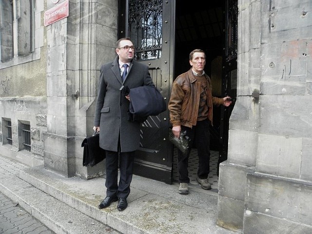 Pan Zdzisław (z prawej) i jego adwokat Mariusz Charkiewicz opuszczają gmach inowrocławskiego sądu