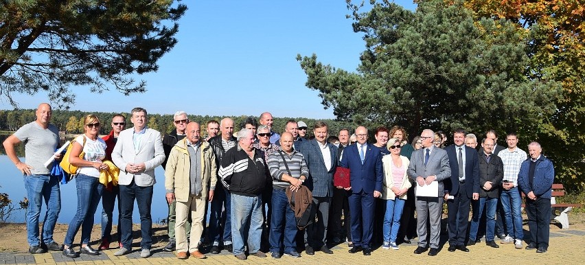 Wkrótce oczyszczanie zbiornika w Sielpi. W środę na sielpiańskim molo podpisano stosowną umowę