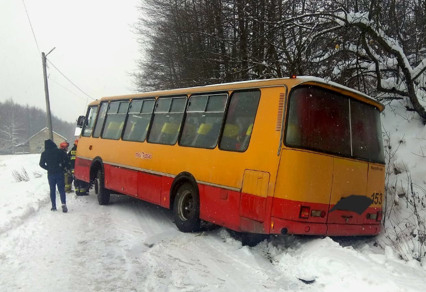 W Bierówce niedaleko Jasła autobus z dziećmi zsunął się częściowo do przydrożnego rowu [ZDJĘCIA]