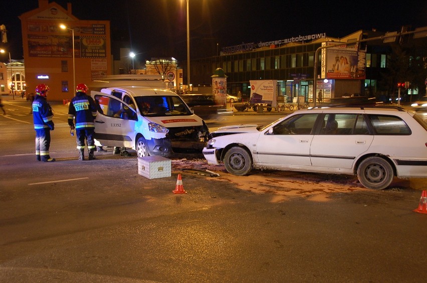 Tarnów. Auto z pocztą rozbiło się koło dworca [ZDJĘCIA]