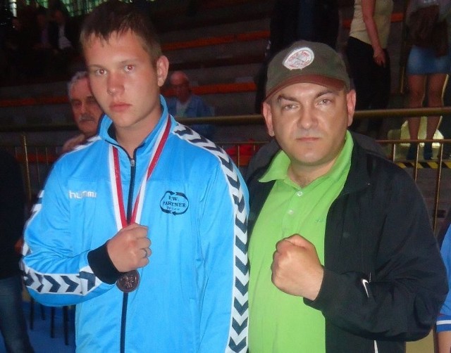 Brązowy medalista mistrzostw Polski juniorów Mateusz Smolarski (z lewej) wraz z trenerem RMG Boks Ożarów Krzysztofem Gierszonem. 