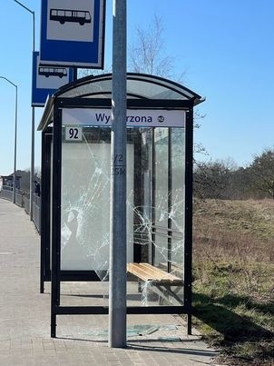 Akt wandalizmu na Warszewie w Szczecinie. Kolejna wiata zniszczona! Nie ma mocnych na przystankowych wandali...