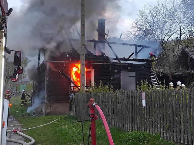 3.05. 2022. Pożar drewnianego domu w Ponikwi k. Wadowic.