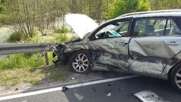 Jeden z uszkodzonych samochodów osobowych, który brał udział...