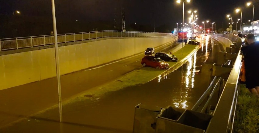 Burza w Warszawie. Ogromna ulewa i gradobicie. Strażacy interweniowali ponad 200 razy [ZDJĘCIA]