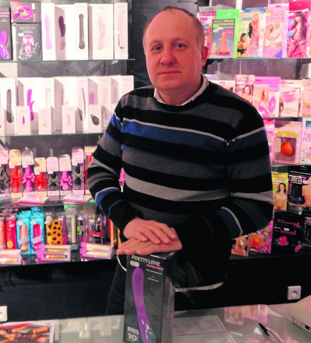 Klientki nie wstydzą się, chętnie kupują różne przedmioty - mówi Tadeusz, sprzedawca akcesoriów erotycznych