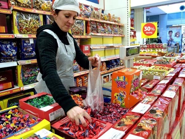 W "Tesco" aż do następnej środy możemy kupować wiele cukierków i ciastek na wagę w atrakcyjnych cenach, na przykład biszkopty z galaretka z polewie po 8,90 zł za kg, czy śliwki w czekoladzie po 19,90 zł. Fot. Radosław Brzostek