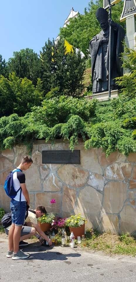 Uczniowie sandomierskiego "ekonomika" uczcili rocznicę pobytu Jana Pawła II w Sandomierzu