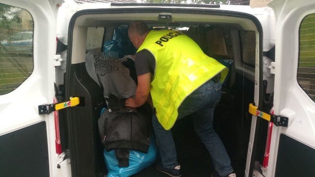 Policjanci z łęknickiego posterunku zabezpieczyli odzież na, której bezprawnie umieszczone było logo znanych firm. Towar do sprzedaży na bazarze w Łęknicy oferowała 28-letni kobieta. Do zdarzenia doszło 11 lipca. Na przygranicznym bazarze policjanci z posterunku policji w Łęknicy podczas służby skontrolowali stoiska handlowe pod kątem legalności towaru wprowadzanego do obrotu. Na jednym z nich odkryli odzież na której umieszczone były bezprawnie loga znanych zagranicznych marek. Towar sprzedawała 28-letnia mieszkanka powiatu żarskiego. Funkcjonariusze zabezpieczyli odzież, której wartość szacunkowa oryginalnych odpowiedników to około 3 tys. złotych. Trefna odzież, została wycofana z obrotu i nie trafi już na rynek.Zgodnie z Ustawą Prawo Własności Przemysłowej: Art. 305- Kto, w celu wprowadzenia do obrotu, oznacza towar podrobionym znakiem towarowym, zarejestrowanym znakiem towarowym, którego nie ma prawa używać lub dokonuje obrotu towarami oznaczonymi takimi znakami, podlega grzywnie , karze ograniczenia wolności albo pozbawienia wolności do lat 2.- Jeżeli sprawca uczynił sobie z popełnienia przestępstwa określonego w ust.1 stałe źródło dochodu albo dopuszcza się tego przestępstwa w stosunku do towaru o znacznej wartości, podlega karze pozbawienia wolności od 6 miesięcy do lat 5.Zobacz również: Gorzów Wlkp. Blisko 3 kg marihuany ukrytej w oponach – lubuscy policjanci skuteczni w walce z narkobiznesem