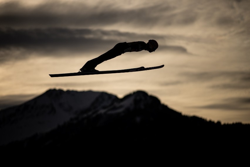 Dawid Kubacki podczas konkursu skoków narciarskich w...
