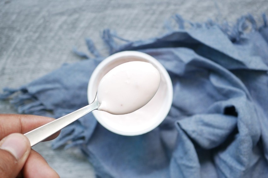 W porównaniu ze zwykłym jogurtem jogurt grecki ma wyższą...