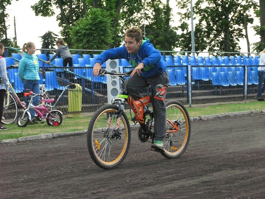 Zawody rowerowe dla dzieci na żnińskim stadionie.