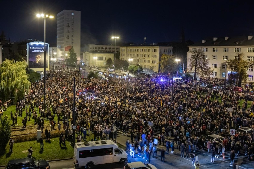 Strajk Kobiet w Bydgoszczy. Manifestanci rozpoczęli pod...