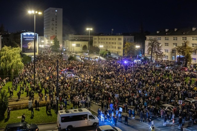 Strajk Kobiet w Bydgoszczy. Manifestanci rozpoczęli pod siedzibą PiS przy Gdańskiej, następnie poszli zablokować rondo Jagiellonów. Później udali się pod bazylikę