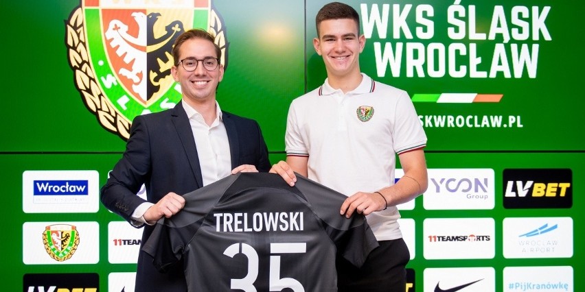 Kacper Trelowski i dyrektor sportowy Śląska Wrocław David...