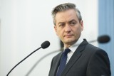 Robert Biedroń szuka oszczędności. Prezes, dyrektor i komendant tracą stanowiska