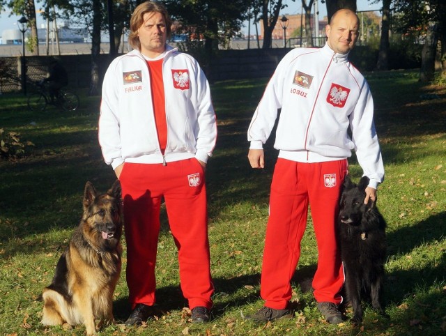 Bartosz Koczorowski i jego pies Łobuz (z prawej) oraz Kamil Mordas i Falka. Psy otrzymają jeszcze chusty w barwach narodowych.