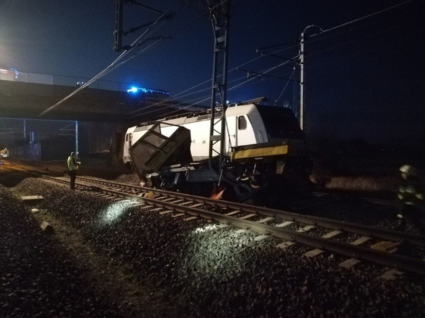 Wypadek na torach w Szymankowie między Tczewem a Malborkiem 9.03.2020. Zderzenie lokomotywy z drezyną, 2 osoby nie żyją [zdjęcia].