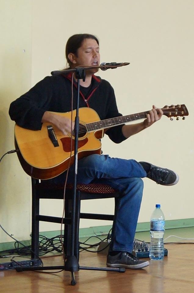 Gabriel Fleszar zaśpiewał dla uczniów z Głowaczowa