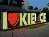 Napis "I love Kielce" przed Kieleckim Centrum Kultury już gra i świeci! Zobaczcie, jak wygląda po zmroku