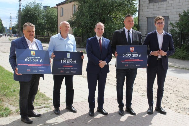 Konferencja z udziałem samorządowców z pow. monieckiego i ministra cyfryzacji odbyła się w Mońkach na skrzyżowaniu ul. Słowackiego i ul. Wyzwolenia, która jest na liście dróg do remontu