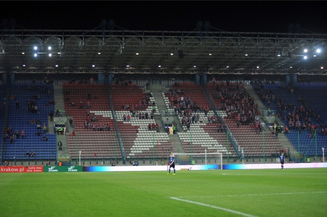 Sektor C, zajmowany przez najzagorzalszych kibiców, po rozpoczęciu bojkotu świeci pustkami.