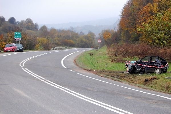 Peugeot zderzyl sie z TIR-emDo szpitala, w ciezkim stanie trafil kierowca osobowego peugeota, który zderzyl sie czolowo z tirem w Lipowicy, na drodze krajowej nr 9, pomiedzy Duklą a Barwinkiem.