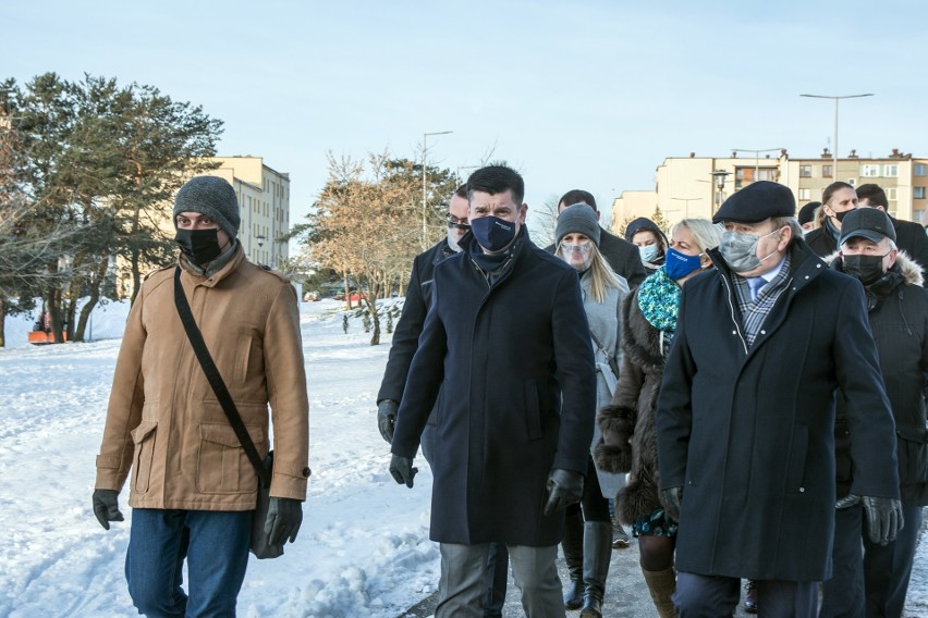 Olkusz. Zakończono trzy inwestycje: park na Czarnej Górze, Dolinkę i przedszkole nr 8. Wizytowali je wojewoda Łukasz Kmita i inni "oficjele"