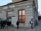 Dworzec Łódź Chojny jest zamknięty po godz. 17! Pasażerowie czekają na pociąg pod chmurką [zdjęcia]